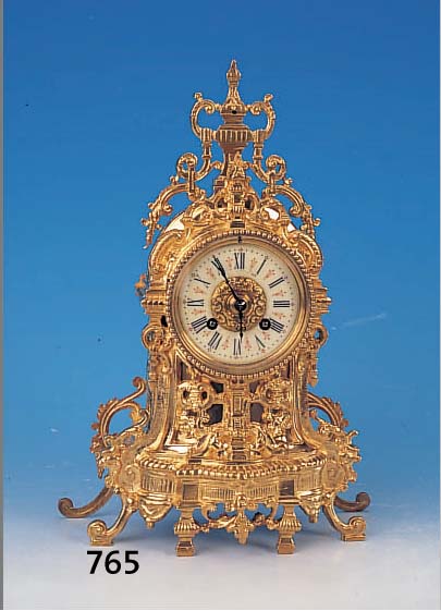PENDULE, FRANKREICH, UM 1880, REICH VER- ZIERTER MESSINGGUSS POLIERT, HISTORISMUS, FACETTIERTER GLASDECKEL MIT PERLLEISTENDEKOR, ...