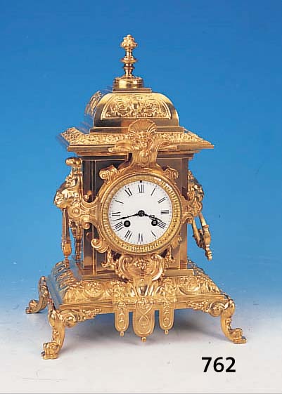 PENDULE, FRANKREICH, UM 1880, REICH VER- ZIERTER U. POLIERTER MESSINGGUSS, HISTORIS- MUS, SEITLICH MIT MASKERONEN, FACETTIERTER GLASDECKEL ...