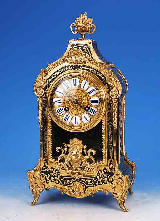 PENDULE MIT BOULLE-TECHNIK, FRANKREICH, UM 1850/60, GEHäUSE IN REICH VERZIERTER BOULLE-TECHNIK MIT GRüN/SCHWARZEN SCHILDPLATTEINLA- GEN, STIL ...