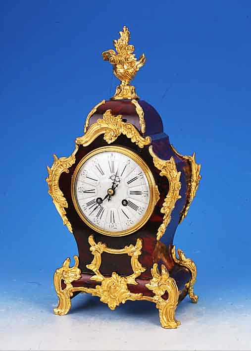 PENDULE, FRANKREICH, UM 1850, GESCHWUNGENES GEHäUSE IM LOUIS XVI-STIL, DREISEITIG MIT SCHILDPATT U. VERGOLDETEN APPLIKEN IN ROCAIL- LENFORM, ...