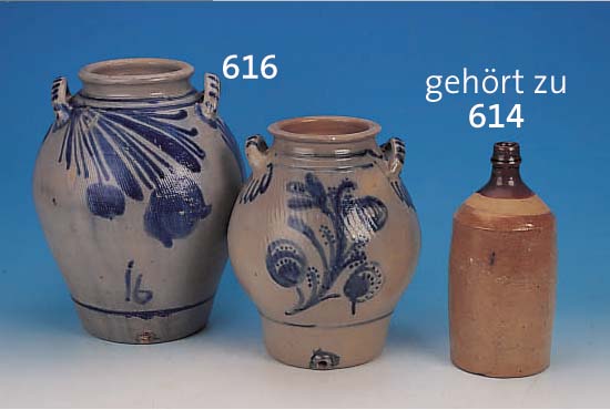 ZWEI GEFäßE, WESTERWALD, UM 1830-40 BZW. 1860-1870, STEINZEUG, GRAUE SALZGLASUR, BLAUE SMALTEMALEREI, H. CA. 38 BZW. 33 CM