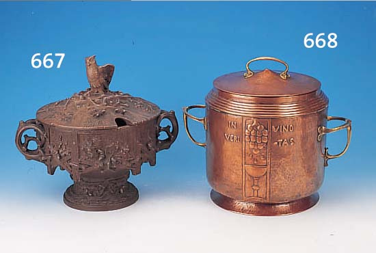 BOWLEGEFäß, DEUTSCH, UM 1900-10, KUPFER MIT HAMMERSCHLAGDEKOR UND GEPRäGTER INSCHRIFT: IN VINO VERITAS, HENKEL MESSING, H. CA. 39 CM,OHNE ...