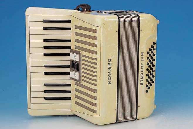 ZIEHHARMONIKA HOHNER STUDENT IVM, 50ER JAHRE, PERLMUTTFARBENES BAKELITGEHäUSE, IM KASTEN, DIESER BESCH.