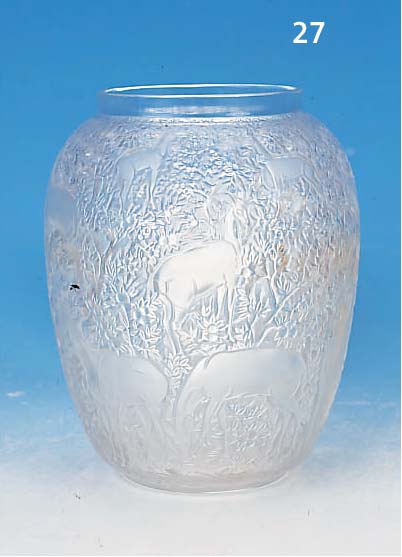 VASE "BICHES", SIGN. R. LALIQUE, 30ER JAHRE, FARBL. PREßGLAS, REICH RELIEFIERT MIT REHEN IN WALDLANDSCHAFT, LIT. VGL. MARCILHAC S. ...