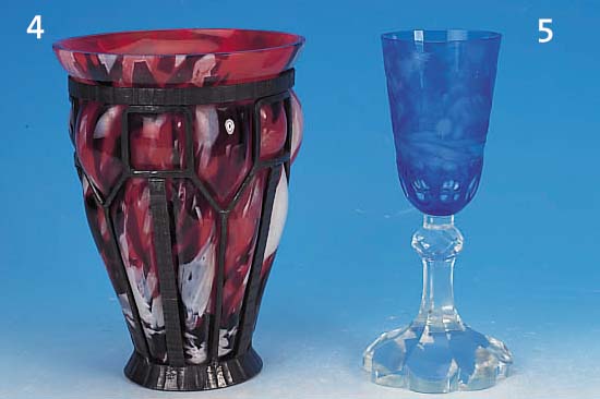 VASE, FRANKREICH, WOHL DAUM, 30ER JAHRE, SCHICHTGLAS IN DIE SCHMIEDEEISERNE FORM GE- BLASEN MIT EINSCHMELZUNGEN IN VERSCHIEDENEN ROTTöNEN ...
