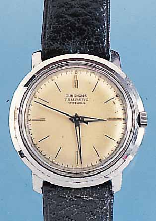 KONVOLUT: 2 JUNGHANS HERRENARMBANDUHREN, 1X CHRONOMETER, METALL VERCHR., EDELST.-SCHR.-BODEN, VERS. BLATT, EDELST.-BAND SEK., WERK VERG., KAL. ...
