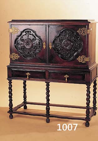 KABINETTSCHRANK, ENGLAND, UM 1900-1920, NUßBAUMFURNIER, FüLLUNGEN MIT AUFGELEGTEN SCHNITZEREIEN, GEDRECHSELTER UNTERBAU, BRONZE-BESCHLäGE ...