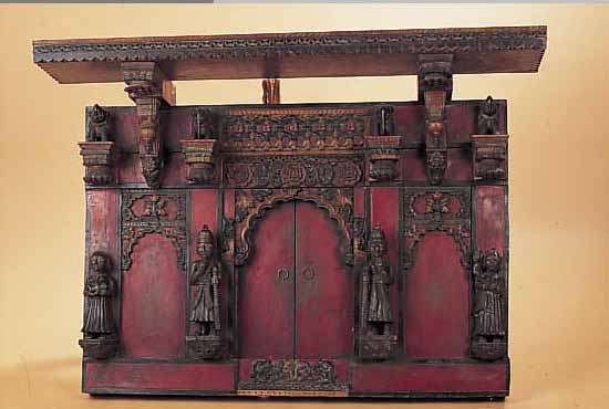 HAREMSFENSTER, INDIEN, 19./20. JH., HOLZ REICH GESCHNITZT UND BEMALT, VIER VOLL- PLASTISCHE FIGUREN GESCHNITZT, CA. 86 X 120 CM