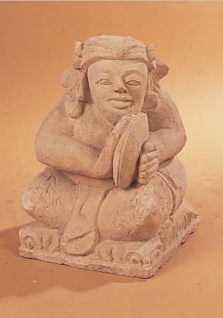 SKULPTUR, INDONESIEN, 20. JH., KALKSTEIN, REICH GEHAUEN, SITZENDE FRAU, H. CA. 44 CM