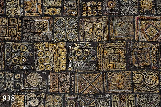 TUCH, BURMA, UM 1900, SCHWARZE BAUMWOLLE, REICH BUNT BESTICKT, TEILS MIT METALLFäDEN, EINGESTICKTE SPIEGELPLäTTCHEN, 93 X 155 CM