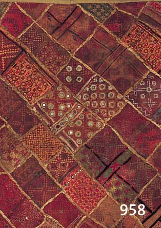 TUCH, BURMA, UM 1900, GEWEBT UND BESTICKT, IN PATCHWORKTECHNIK GEARBEITET, EINGEARBEITETESPIEGELPLäTTCHEN, CA. 70 X 70 CM