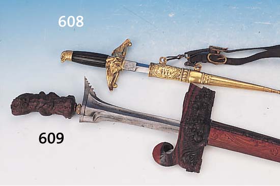 KRIS, INDONESIEN, UM 1900, EBENHOLZ, AUF- WENDIGE SCHNITZEREIEN, GRIFF GESCHNITZTES FABELWESEN, GOLDENER RING MIT 5 SCHMUCKSTEINENBESETZT, ...