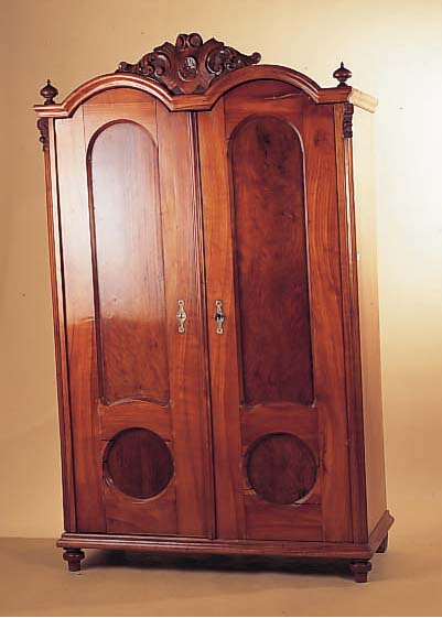 SCHRANK, UM 1880, KIRSCHHOLZ MASSIV MIT NUßBAUMFüLLUNGEN, DOPPELBOGIGES GESIMS MIT ZIERAUFSATZ, ZERLEGBAR, CA. 192 X 116 X 54 CM