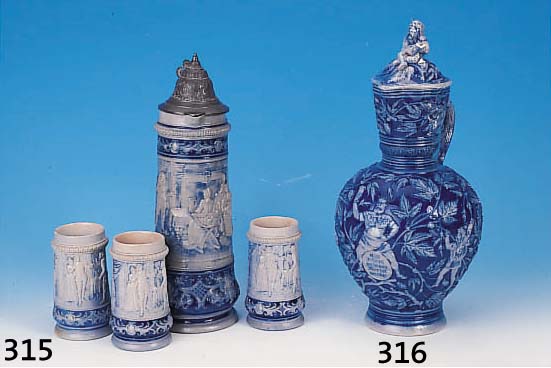ZINNDECKELKRUG MIT FüNF BECHERN, DEUTSCH, UM 1890, STEINZEUG, BLAU STAFFIERT, TRINK- SZENEN, EIN BECHER MIT HAARRIß, SONST MIN. BEST., H. ...
