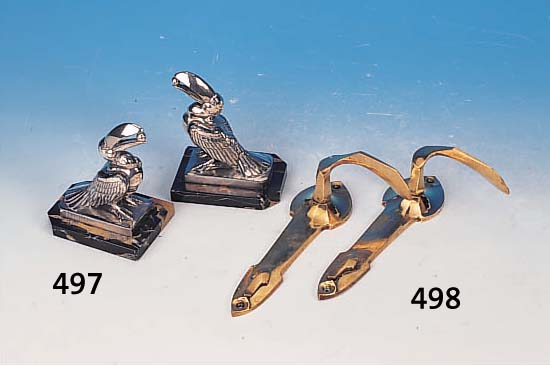 VIER TüRBESCHLäGE MIT VIER TüRKLINKEN, IM STIL VON VAN DE VELDE, MITTE 20. JH., MESSINGGUß, GEBRAUCHSSPUREN, L. 22.5 CM