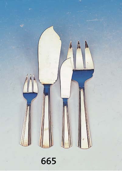 FISCHBESTECK 14-TLG., FRANKREICH, 30ER JAHRE, METALL VERSILBERT, MESSERLäNGE, CA. 20,5 CM,6 MESSER, 6 GABELN UND 2 VORLEGETEILE, L. GE- BR.-SP.