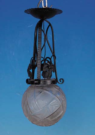 DECKENLAMPE, MULLER FRES, 30ER JAHRE, PREßGLAS, SCHMIEDEEIS. FASSUNG, H. CA. 40 CM, FASSUNG VERM. SPäTER, GLAS AM RAND L. BEST., KAUM ...