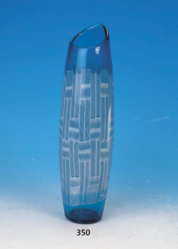 VASE, VENINI, UM 1955, ENTW. PAOLO VENINI, BLAUES GLAS, MIT WEIßEN SPIRALEINSCHMELZUNGEN,AM BODEN SIGNIERT, VENINI MURANO ITALIA, ...