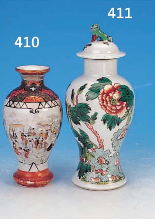 BLUMENVASE, JAPAN, UM 1900 KUTANI, SEHR FEINE BEMALUNG, EINE SEITE MIT GROßER FIGURENBEMALUNG, EINE SEITE MIT SCHöNEM ...