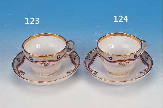 TASSE MIT UNTERTASSE, KPM BERLIN, UM 1910, PORZELLAN, BUNTE BEMALUNG, PART. HELLGRüNER FOND, FLORALE BEMALUNG, GOLDSTAFFAGE, DIESE L. BER., ...