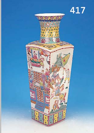 BODENVASE, CHINA, 20ER JAHRE, PORZELLAN, REICH BEMALT, H. 57.5 CM, HöFISCHE SZENEN UND REITERSZENEN