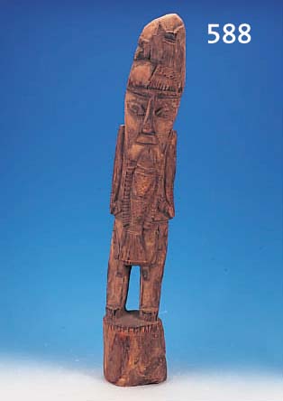 AHNENFIGUR, INDONESIEN, TOBAVOLK, ANFANG 20. JH., HOLZ GESCHNITZT, H. 84 CM, L. SPAN- NUNGSRISSIG, ALTERSSPUREN, SAMMELWüRDIG
