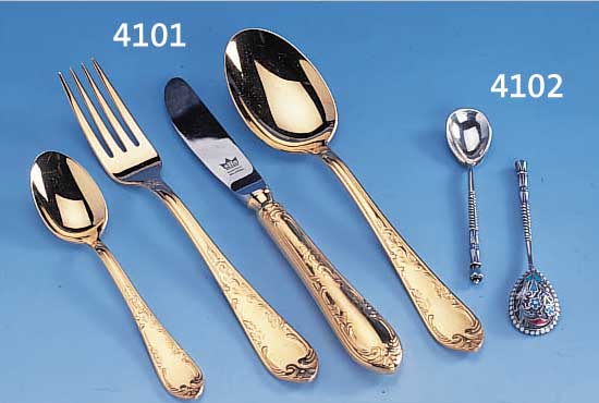 2 ZIERLöFFELCHEN, RUßLAND/MOSKAU UM 1908-1917, 84ER SILBER, BUNTES CLOISONNEE-EMAIL AUF KUHLENUNTERSEITE UND STIELENDE, MEISTERMARKE ANDREJEW ...