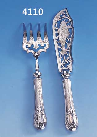 2-TEILIGES FISCHVORLEGEBESTECK, DEUTSCH UM 1890, GRIFFE 800ER SILBER, WABENGUILLOCHE, GEBR.-TEILE METALL MIT FISCHVERZ., GRAVIERT, UND GESäGT, ...