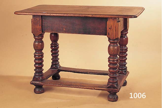 TISCH, DT., UM 1700/20, EICHE MASSIV, VER- KLEINERT, SPUREN VON WURMBEFALL, GEDRECHSELT, ALTERSSCHäDEN, SAMMELWüRDIG, 76 X 108 X 58 CM