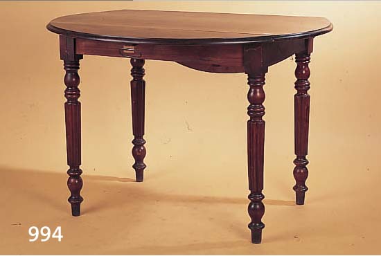 KLAPPTISCH, WOHL ENGLAND, UM 1890, NUßBAUM, BEIDSEITIG KLAPPBAR, GEDRECHSELTE BEINE, L. ALTERSSPUREN, H. CA. 76 CM, T. CA. 110 CM