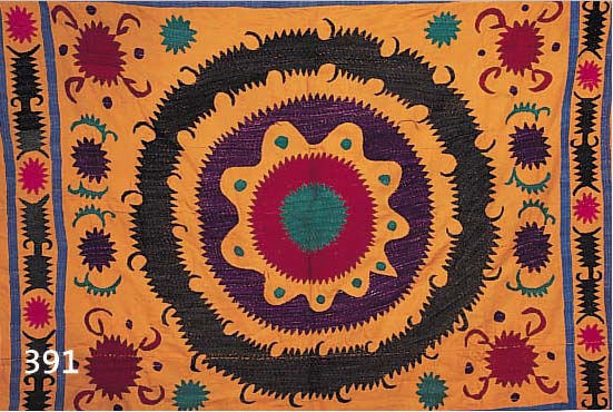 SUSANI-STICKEREI, TURKMENISTAN, GOLDBELBES BAUMWOLLGRUNDGEWEBE MIT ORNAMEN- TALER FLACHSTICHSTICKEREI, 130 X 106 CM L. ...