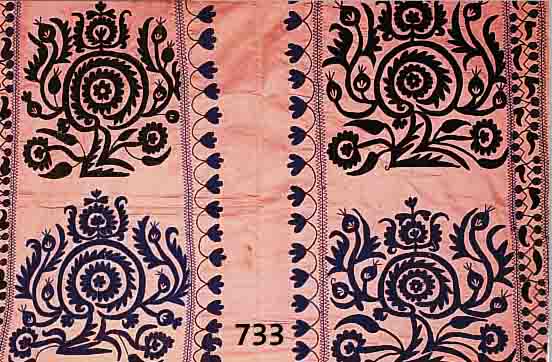 SUSANI-STICKEREI, TURKMENISTAN, ROSAROTES BAUMWOLLGRUNDGEWEBE MIT ORNAMEN- TALER FLACHSTICHSTICKEREI, 214 X 148 CM L. ...