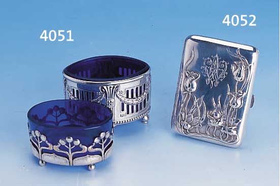 KONVOLUT 2 SALZ-/GEWüRZSCHäLCHEN UM 1900: 1 X WMF, METALL VERSILBERT, LEGIERUNG I/O, 4 KUGELFüßE, KLASSIZISTISCHER DKEOR MIT GIR- LANDEN; ...