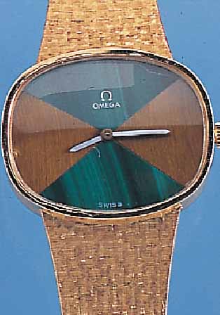 OMEGA DAMENGOLDBANDUHR, SCHWEIZ UM 1975, NEUTR. GG 750/000-GEH. INCL. GG-GLIEDERBAND, BODEN GEDR., SCHMUCKKRONE, AUFWENDIGES MALA- ...