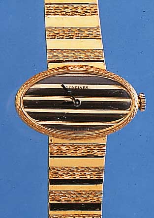 LONGINES DAMENGOLDBANDUHR, SCHWEIZ UM 1972, NEUTR. GG 750/000-QUEROVALGEH., GG-GLIEDERB., BODEN GEDR., DESIGN V. BAND IN ZIFFERBL. üBER-GEHEND, ...