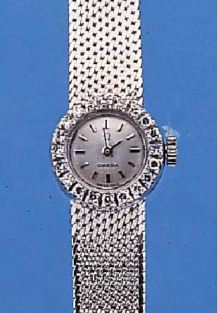 OMEGA DAMENGOLDBANDUHR, SCHWEIZ UM 1965, NEUTR. WG 750/000-GEH. INCL. WG-FLECHTBAND RODH., AUFWEND. LüNETTE M. 20 BRILLANTEN ZUS. CA. 0,4 CT ...