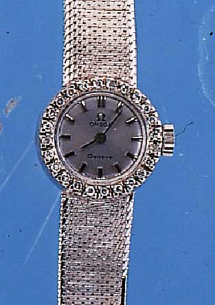 OMEGA DAMENGOLDBANDUHR, SCHWEIZ UM 1964, NEUTR. WG 750/000-GEH. INCL. WG-FLECHTBAND RODH., LüNETTE AUFWEND. M. 24 8/8 DIAMANTEN ZUS. CA. ...