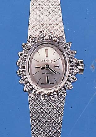 ZENITH DAMENGOLDBANDUHR, SCHWEIZ UM 1970, NEUTR. WG 750/000-GEH. INCL. WG-FLECHTBAND, LüNETTE AUFWEND. M. 20 8/8 DIAMANTEN ZUS. CA. ZUS. CA. ...