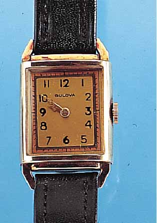 BULOVA HERRENARMBANDUHR, USA UM 1938, METALLROT VERG., EDELST.-BODEN GEDR., KUPFERFARB. BLATT REST., TONNENFöRM. ANKERW., 17 ST., ...