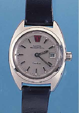 OMEGA DAMENARMBANDUHR MEGAQUARTZ, REF.-NR. 596-0004, SCHWEIZ UM 1975, EDELST. MASSIV, BODEN GESCHR., DATUM, KAL. 1320, EINER DER ERSTEN IN ...