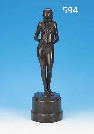 BRONZESKULPTUR, H. LIEBMANN SIGNIERT, UM 1910, BRONZE, PATINIERT, H.43 CM, MäDCHEN- AKT ZOPFFLECHTEND, AUF SERPENTINSOCKEL