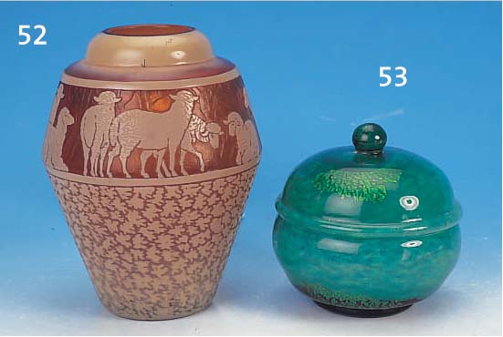 VASE, MULLER FRES LUNEVILLE, UM 1925/28, HONIGFARBENES GLAS MIT BEIGEM, ÜBERFANG, UMLAUFENDER SCHäFCHENDEKOR, UNTERER TEIL IN ...