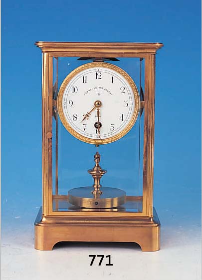 JAHRESUHR, FRANKREICH, UM 1880, MESSING- GEHäUSE, Z.T. VERGOLDET, ALLSEITIG FACETIERT VERGLAST, ZWEI VERGLASTE TüREN, VERZIERTE VER-GOLDETE ...