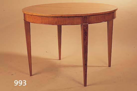 AUSZIEHTISCH, DEUTSCH, UM 1910, RüSTERFUR- NIER UND AHORNFURNIER, 78 X 109 X 110 CM, POLIERT, MIT ZUSäTZL. STüTZFUß UND ZWEI ...