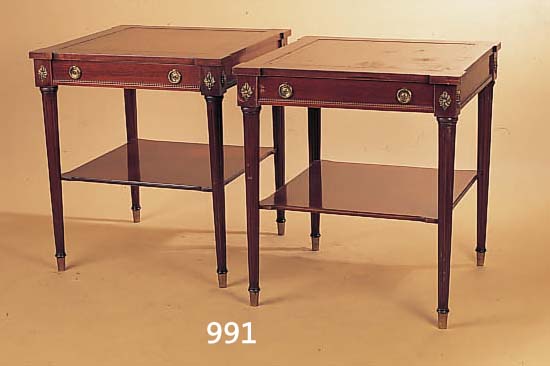 PAAR BEISTELLTISCHE, ENGLAND, 20ER JAHRE, MAHAGONIFURNIER MIT LEDERPLATTE, 70 X 61 X 61 CM, BEINE KANNELIERT, GEBRAUCHSSCH.