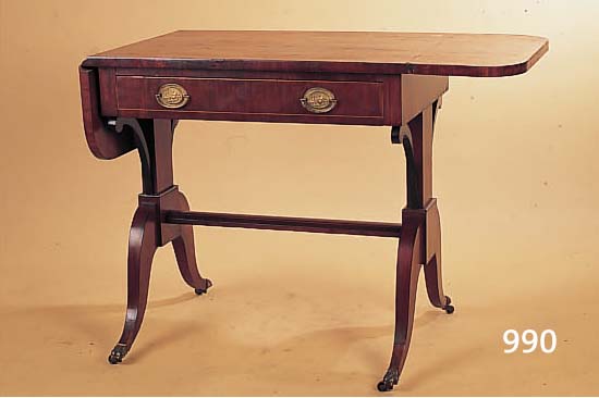 TISCH, ENGLAND, UM 1920, MAHAGONIFURNIER, FADENINTARSIEN, 79 X 79 X 55 CM, SEITLICHE JE-UM 26 CM VERLäNGERBAR, DA KLAPPBAR, ALTERS- SCHäDEN