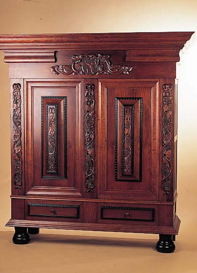 KISSENSCHRANK, HOLLAND, 50ER JAHRE, PALISANDERFURNIER UND EICHE, GROßE KASSETTEN, AUFGELEGTE WEINLAUBSCHNITZEREIEN MIT TRAUBEN, GROßES ...