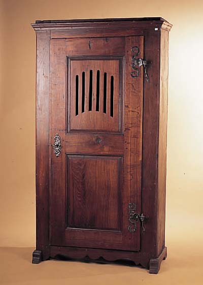 BROTSCHRANK, NORDDEUTSCH, UM 1800, EICHE MASSIV, KASSETTIERT, SPUREN VON ALTEM WURMBEFALL, INNENEINRICHTUNG, TEILREST., L. ...