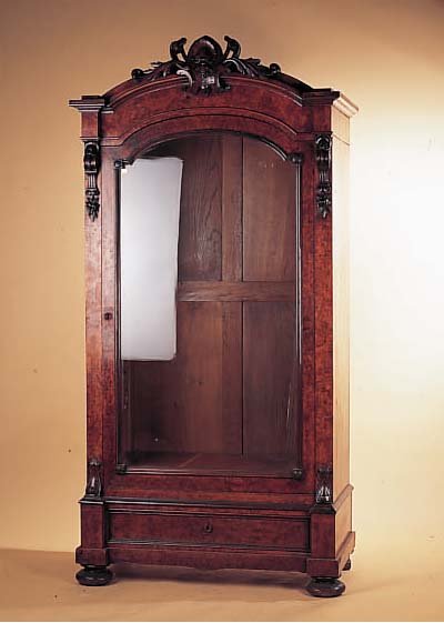 VITRINE, DEUTSCH, UM 1860/70, NUßBAUMWURZELNUß UND NUßBAUMFURNIER, SCHöNE GESCHNITZTE KRONE, SOCKELSCHUB, EIN SCHLOß FEHLT, ...