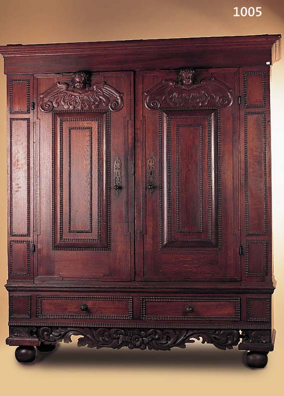 BAROCKSCHRANK, HOLLAND UM 1780, EICHE MASSIV, RüCKWAND SPäTER, MIT GROßEN ENGELSKöPFEN VERZIERT, KISSENKASSETTEN, ALTE ...